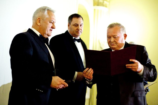 Maciej Bielówka i Andrzej Banasik odbierają gratulacje na jubileuszowym balu.