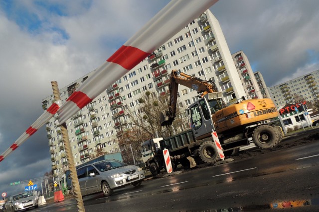 Przy ul. Grudziądzkiej firma Eurovia postanowiła gonić termin nocami. W tle widać wieżowce przy ul. Sczanieckiego, których lokatorzy narzekają.