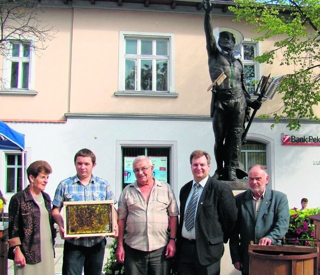 Od lewej: Teresa Rokicka, Wojciech Górecki, Adam Kasprzyk, Aleksander Latawiec i Władysław Pszyniec