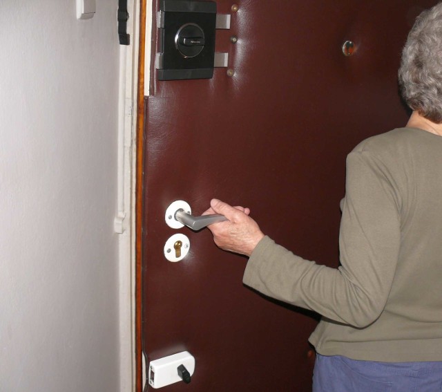 W drzwiach wejściowych kobieta ma trzy zamki i nadal twierdzi, że są do niej włamania.