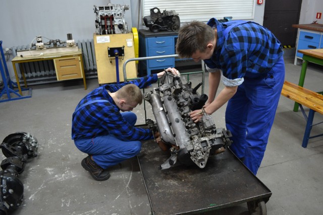 30.3.16 zabrze samochodowka zespol szkol mechaniczno samochodowych szkola zawodowa technikum warsztat mechanik kursor zawodowy praktyki szkolnictwo zawodowefot. bartosz pudełko / polska press grupa / dziennik zachodni