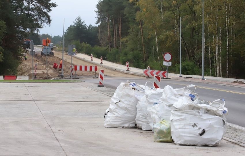 Trwa przebudowa drogi krajowej numer 79 z Kozienic do Aleksandrówki. Dużo się dzieje na placu budowy [ZDJĘCIA]