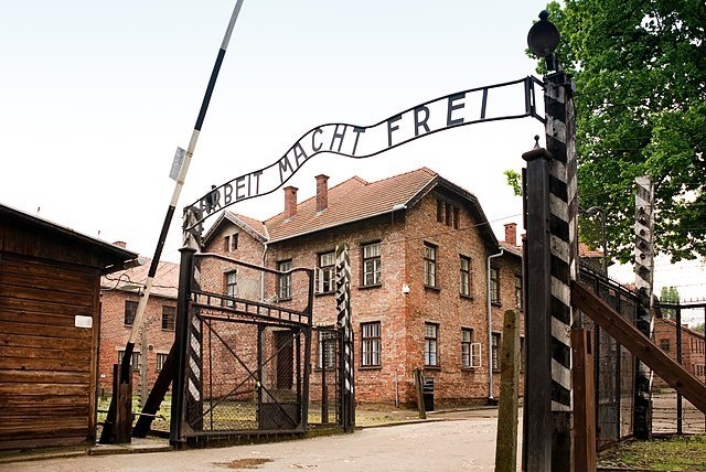 Wejście do obozu koncentracyjnego Auschwitz-Birkenau