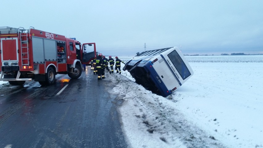 Orkan Fryderyka. Wiatr zdmuchiwał auta z drogi - autobus i osobówka w rowie na drodze pod Strzelcami Opolskimi