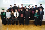 Doktoranci z międzynarodowych studiów UMB odebrali dyplomy. Zobacz zdjęcia z uroczystości
