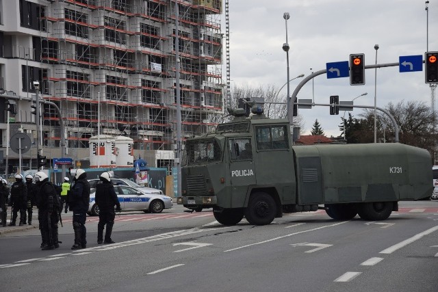 Mecz Apklan Resovii z Widzewem Łódź był dużym wydarzeniem. Przyciągnął na trybuny sporo kibiców, a i policjantów odpowiedzialnych za zabezpieczenie nie brakowało.Zobacz także: Apklan Resovia zremisowała z Widzewem Łódź 1:1. Zobaczcie zdjęcia trybun [GALERIA]Apklan Resovia zremisowała z Widzewem Łódź. Spudłowany rzut karny na 2:0 dla "pasiaków" [RELACJA] Prawie Żona jest najwierniejszym fanem kapitana Apklan Resovii [STADION]trzy i pół tysiąca widzów na Hetmańskiej [RELACJA][/a][/b]