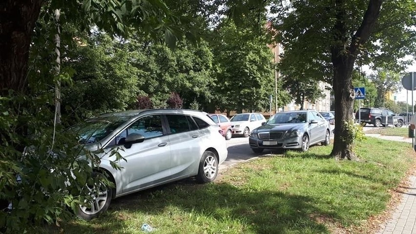 Niedzielni kierowcy przyjeżdżają na giełdę i parkują jak chcą - narzekają mieszkańcy Wyżyn [zdjęcia]