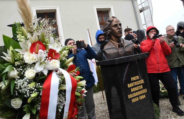 W Inowrocławiu odbyły się obchody 40. rocznicy śmierci Piotra Bartoszcze. Pod Urzędem Gminy Inowrocław odsłonięto pomnik lidera rolniczej "Solidarności"