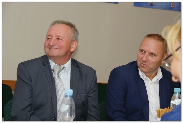 Stefan Marzec (z lewej) odszedł ze stanowiska dyrektora Kazimierskiego Ośrodka Sportowego. Jego miejsce zajął Robert Pleszyński.