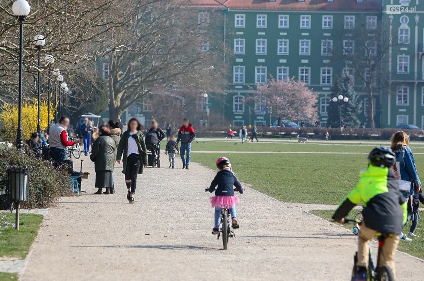 Szczecin w czasie epidemii. Spacerujących dużo mniej, ale nie wszędzie były pustki 