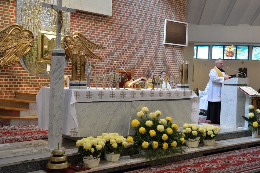 Relikwie 12 świętych i błogosławionych w dniu Wszystkich Świętych na ołtarzu w kościele w Stalowej Woli. Zobacz zdjęcia