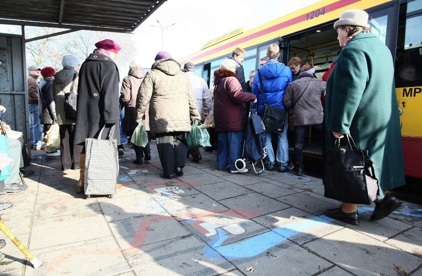 Jeden z obrazów znajduje się na przystanku przy al. Palki.