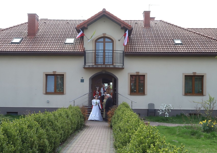 Rekonstrukcja Ślubu Jana Kochanowskiego z Dorotą Podlodowską w Przytyku. To było piękne widowisko. Zobacz zdjęcia