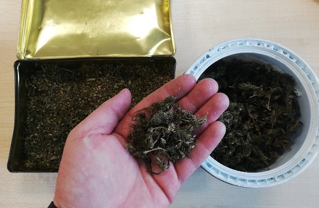 W piwnicy jednego z domów na terenie gminy Dębowa Łąka policjanci znaleźli dwa pudełka w zawartością suszu konopi o łącznej wadze prawie 320 g. Narkotester potwierdził, że jest to marihuana.