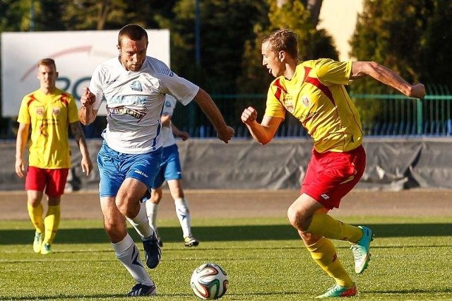 Stal Rzeszów należy do faworytów rozgrywek. Nz. z lewej Piotr Prędota, snajper biało-niebieskich.