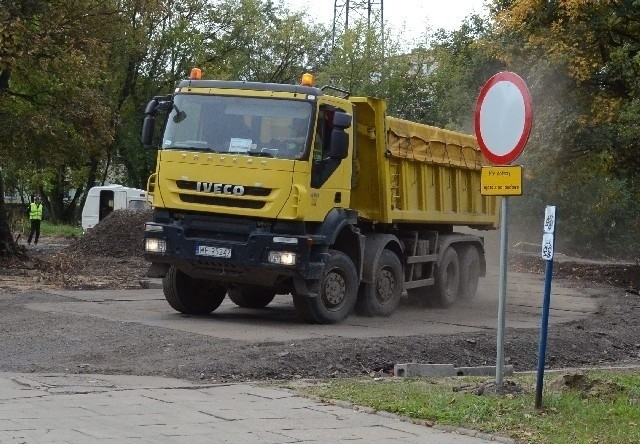 Kilkunastonowe kolosy spowalniają ruch na ulicach, którymi...