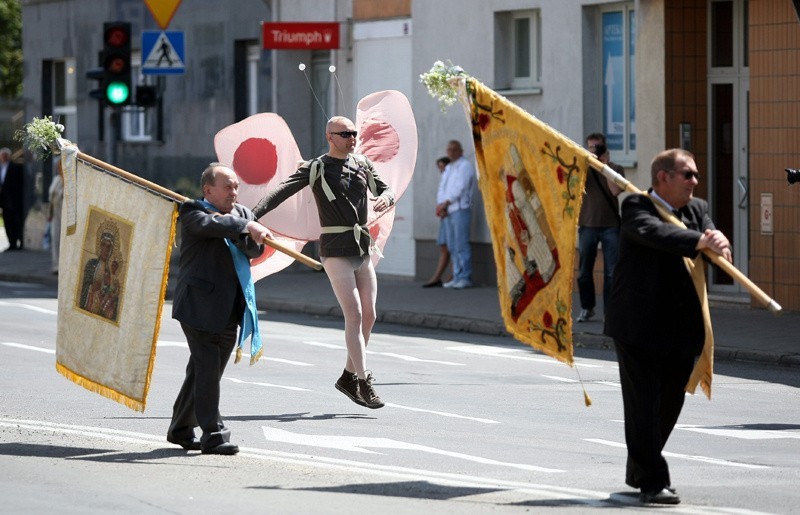 Człowiek przebrany za motyla zakłócił procesję z okazji...