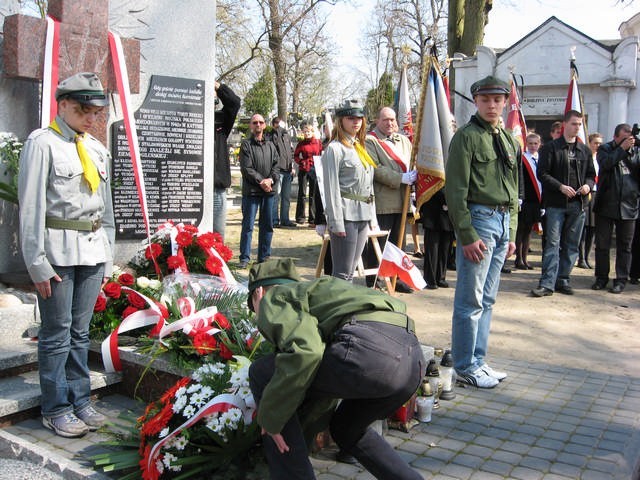 Dziesiątki zniczy i setki kwiatów pod pomnikiem na cmentarzu złożyli mieszkańcy powiatu mogileńskiego