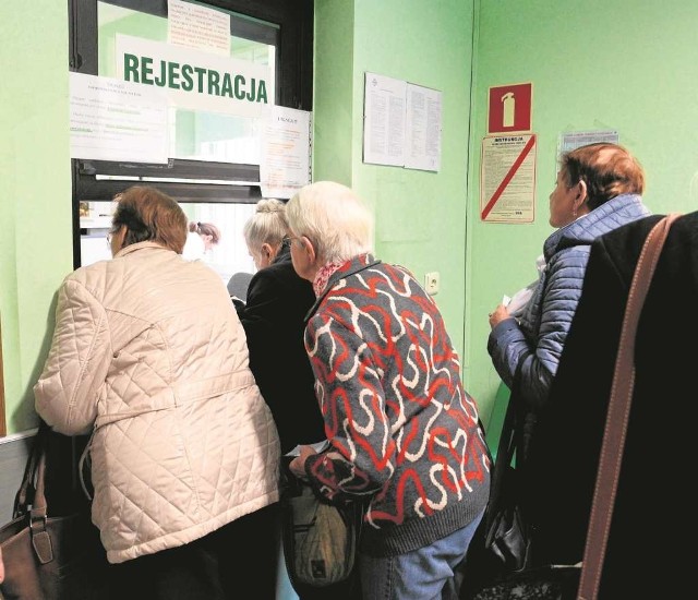 Poradnik na pewno nie zmniejszy kolejek do lekarzy, ale i tak powinien być pomocny dla pacjentów.