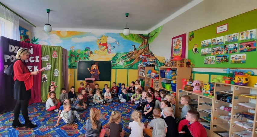 Międzynarodowy Dzień Postaci z Bajek w przedszkolu w Kurozwękach. Wiele atrakcji i zabawy (ZDJĘCIA)