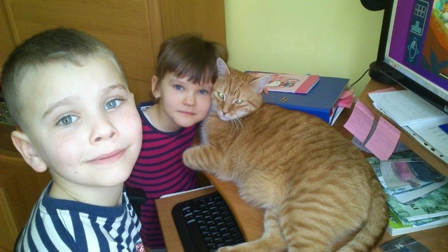 Dzieci z kotem Tigerem