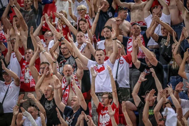 Polscy kibice opanowali stadion w Bolonii i dopingowali przez niemal cały mecz.