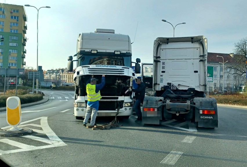 Wrocław: Utrudnienia w ruchu na Psim Polu. Ciężarówki zablokowały rondo [ZDJĘCIA]