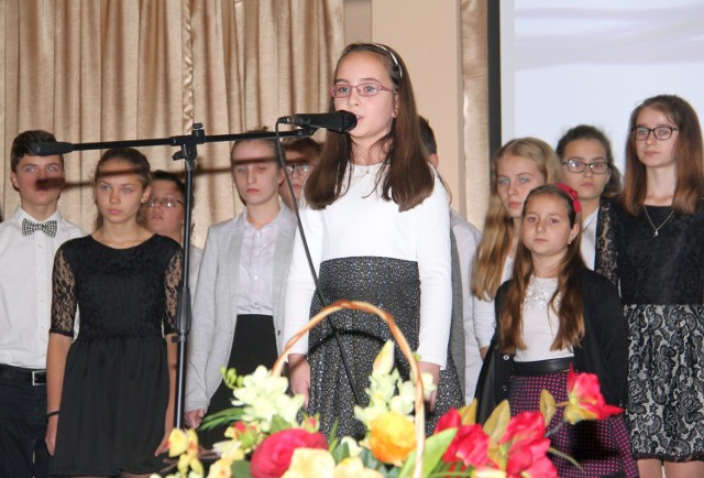 Dzieci i młodzież ze szkół z gminy Rudnik nad Sanem śpiewała i recytowała teksty poświęcone temu, co związane jest z misjami
