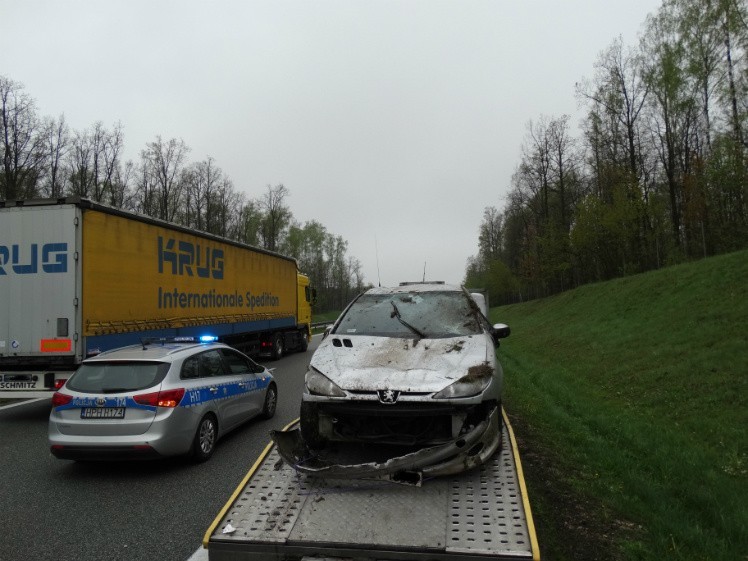 Peugeot wpadł w poślizg, wypadł z drogi i dachował na...