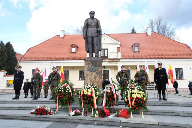 Uroczyste złożenie kwiatów pod pomnikiem Marszałka Józefa Piłsudskiego z okazji 104. rocznicy odzyskania niepodległości przez Białystok (19.02.2023)