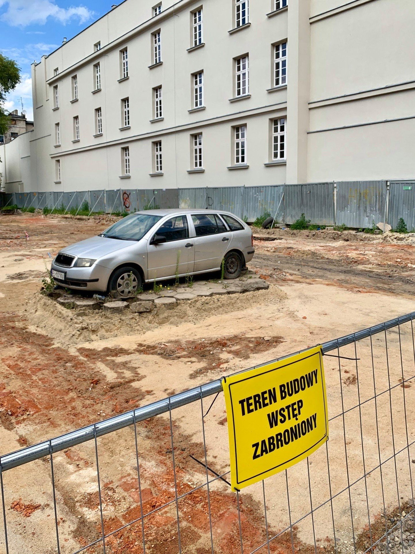 Skoda na parkingu przy ulicy Jaracza w Łodzi, zostawił