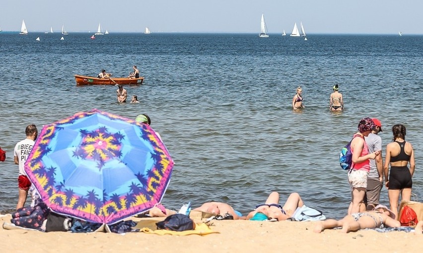 Tłumy plażowiczów w Gdańsku, 19.06.2021