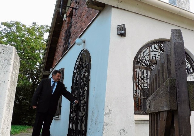Radny Jarosław Mrówczyński przekonuje, że ten dom powinien tętnić życiem. Tymczasem już od dwóch lat jest zamknięty.
