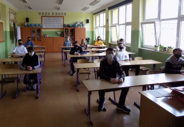 W środę 17 marca uczniowie ostatnich klas szkół podstawowych rozpoczęli próbne egzaminy ósmoklasistów. Na początek zdawali język polski.>