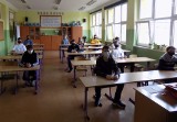 Uczniowie ósmych klas szkół podstawowych w powiecie kozienickim zdają próbne egzaminy - zobacz zdjęcia