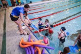 Bezpłatna nauka pływania dla ukraińskich dzieci w Poznaniu. Zajęcia prowadzi uchodźczyni: "Pomagam dzieciom uciekającym od śmierci" [WIDEO]