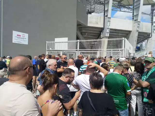 Wielka kolejka do wejście na stadion Radomiaka w niedzielę 30 lipca. Ludzie nie kryli oburzenia organizacją zwiedzania. Zobaczcie na kolejnych zdjęciach co się działo przed stadionem.