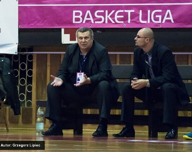 Prezes Siarki Zbigniew Pyszniak (z lewej) oraz trener Arkadiusz Papka poznali rywali, z którymi w nadchodzącym sezonie zagra tarnobrzeska drużyna.   
