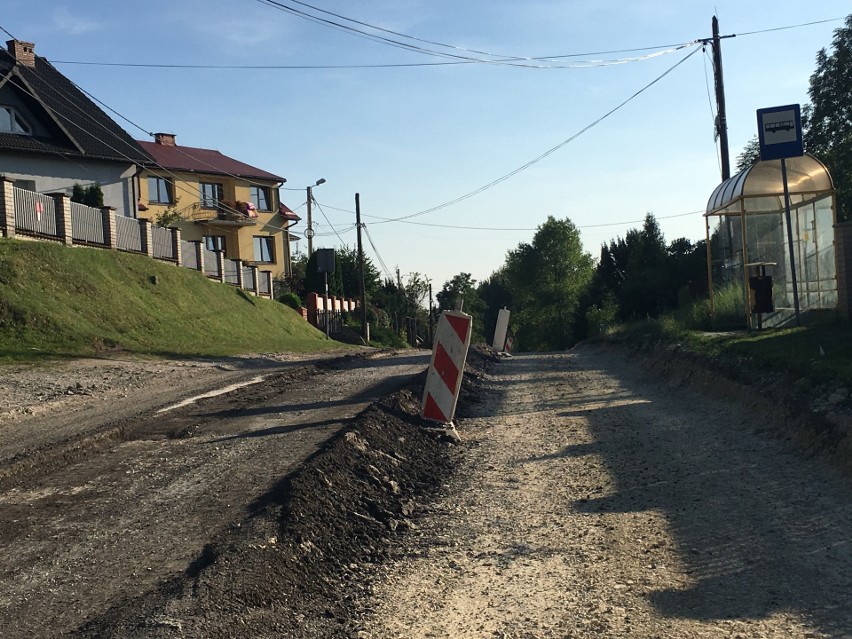 Trwający od kilku miesięcy remont drogi w Troksie i...