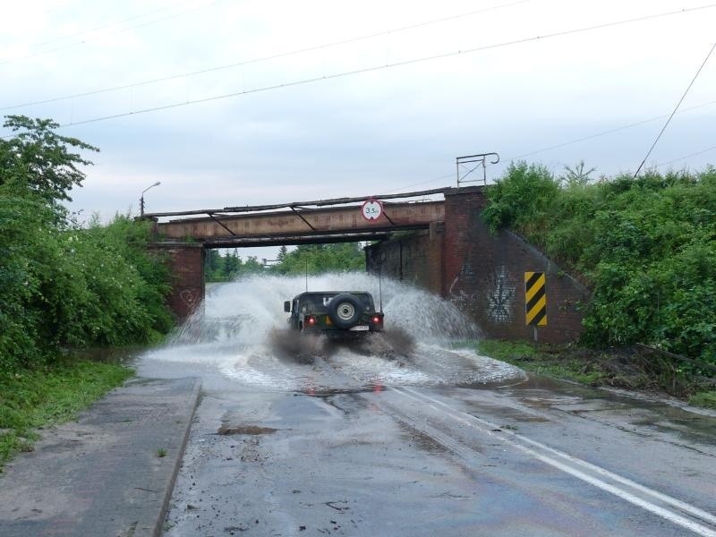 W Czernicy pod wiaduktem zalany jest fragment drogi...