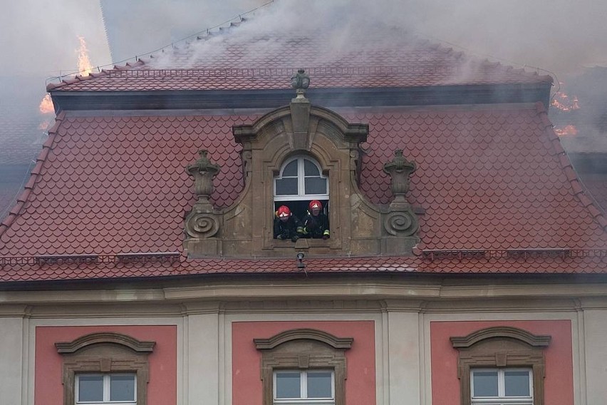 Pożar zamku Książ, płonie dach, 10.12.2014