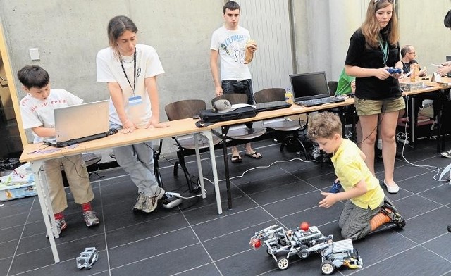 Dzieci, które chcą spędzić wakacje w sposób kreatywny, mogą zapisać się na zajęcia tworzenia robotów