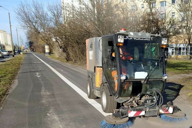 Wiosna zawitała na poznańskie ulice, dlatego też prace porządkowe rozpoczął Zarząd Dróg Miejskich. Wśród realizowanych zadań m.in. sprzątanie jezdni, czy ściąganie osłon z koron młodszych drzew.