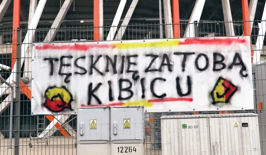 Tęsknię za Tobą kibicu. Nowa akcja Jagiellonii Białystok. Na stadionie miejskim zawisł transparent [ZDJĘCIA]