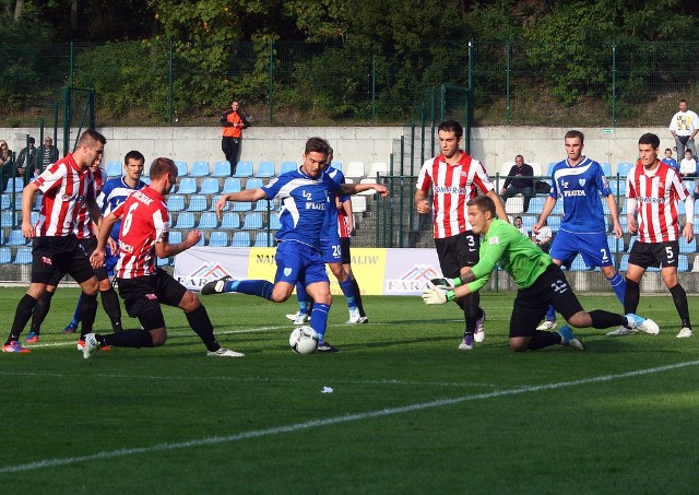 Piotr Kieruzel (przy piłce) przyznaje, że zadomowił się na pozycji defensywnego pomocnika.