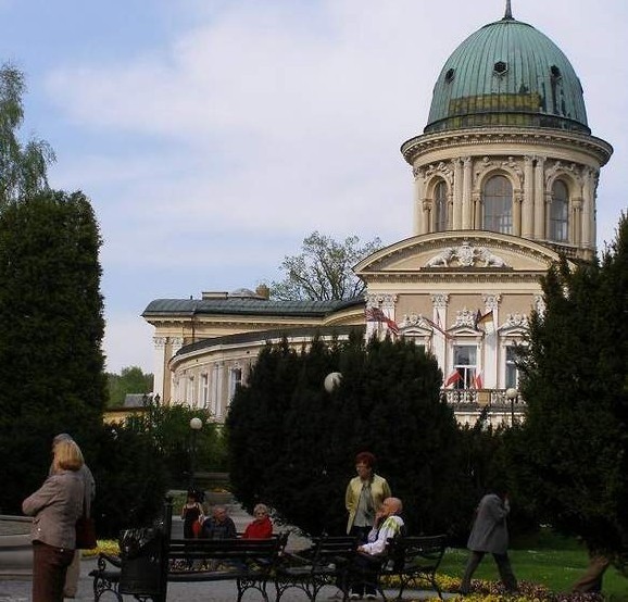 W tle zabytkowa pijalnia wód oraz zespół basenów w Lądku Zdroju (fot. Maciej Wilczek)