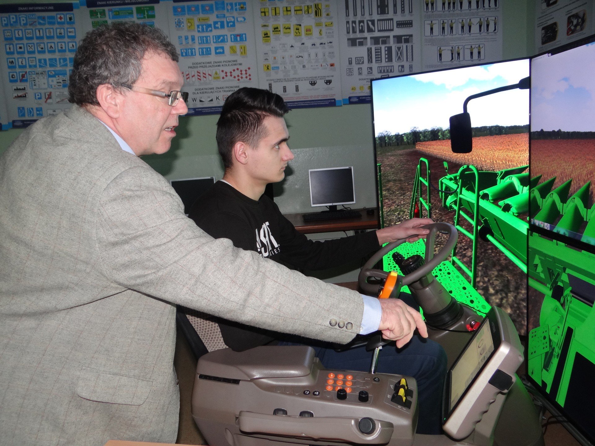 Sandomierz Nowoczesny Symulator Kombajnu S u y Uczniom Technikum sandomierz-nowoczesny-symulator-kombajnu-s-u-y-uczniom-technikum