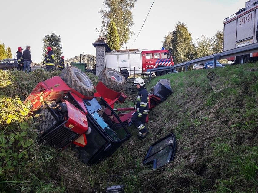 Tęgoborze - DK 75. Samobieżna ładowarka wywrócona w przydrożnym rowie