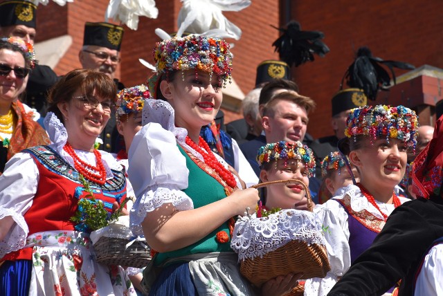 Święcenie pokarmów w strojach śląskich w Radzionkowie