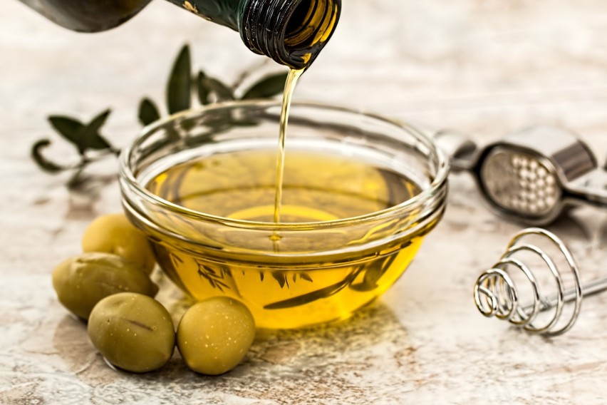 Przygotuj wybrany olej (polecamy te z kuchni – oliwę z...
